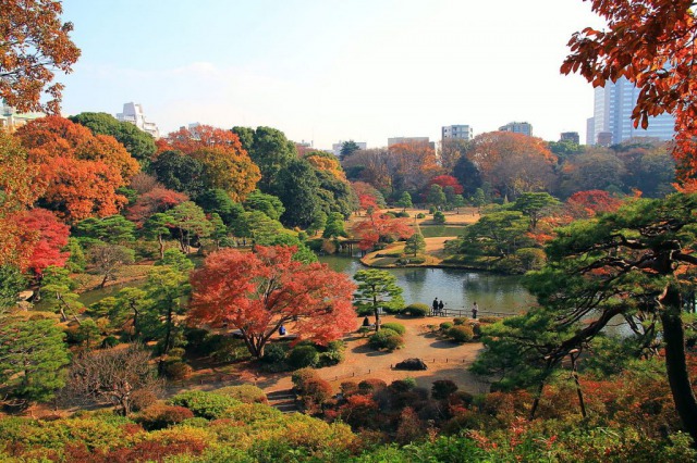 s_1200px-bunkyo_rikugien_panoramic_view_in_late_autumn_1-1024x683